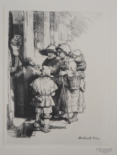 REMBRANDT (d’après) : Mendiants recevant l’aumône à la porte d’une maison,1648 - Gravure signée et numérotée 2