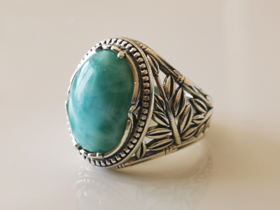 Bague chevaliere en argent avec cabochon de Larimar 2