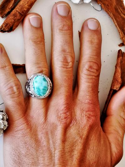 Bague chevaliere en argent avec cabochon de Larimar 2