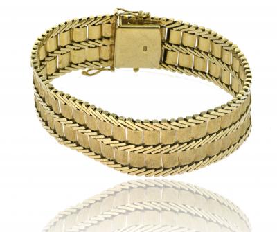 Bracelet large en or jaune 14 carats, femoir cliquet. 2