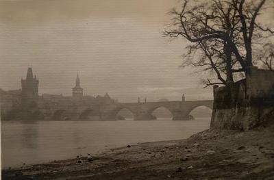 Josef SUDEK - Le pont Saint Charles, circa 1950 - Photographie argentique sur carte postale 2