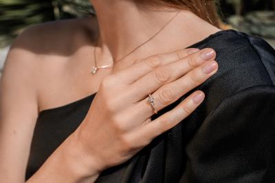 Bague en or jaune massif 18 carats ornée de 19 diamants de synthèse ronds brillants de 0,48 carats 2