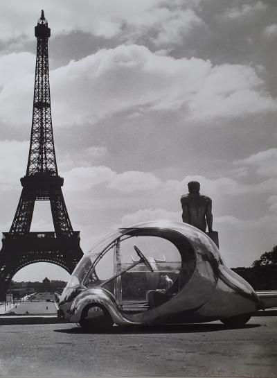 Robert DOISNEAU - L’oeuf électrique de Paul Arzens devant la Tour Eiffel, 1980 - Photographie argentique 2