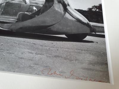 Robert DOISNEAU - L’oeuf électrique de Paul Arzens devant la Tour Eiffel, 1980 - Photographie argentique 2