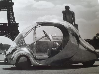 Robert DOISNEAU - L’oeuf électrique de Paul Arzens devant la Tour Eiffel, 1980 - Photographie argentique 2