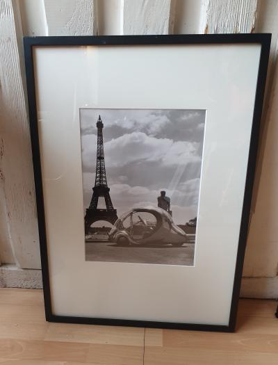 Robert DOISNEAU - L’oeuf électrique de Paul Arzens devant la Tour Eiffel, 1980 - Photographie argentique 2