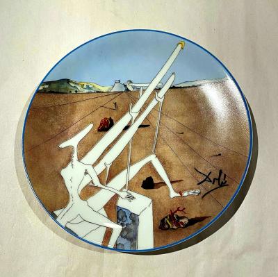 Salvador DALI (d’après) - Dali Martien muni d’un double microscope Holo-électrique - Assiette en porcelaine 2