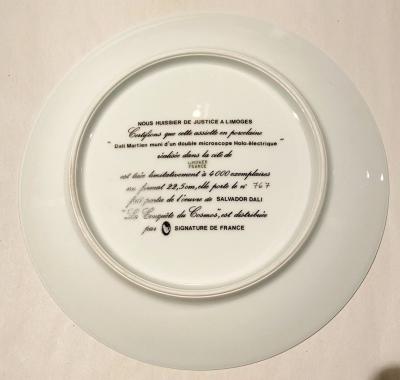 Salvador DALI (d’après) - Dali Martien muni d’un double microscope Holo-électrique - Assiette en porcelaine 2