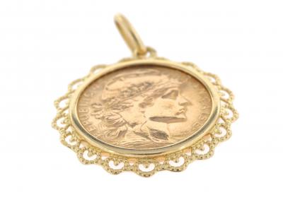 Pièce de 20 francs montée en pendentif en or jaune 18 carats. 2