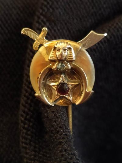Épingle à cravate ancienne en or 14 carats sertie d’un diamants et d’un grenat 2