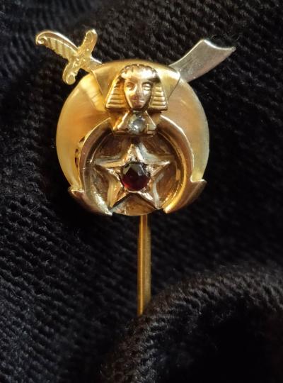 Épingle à cravate ancienne en or 14 carats sertie d’un diamants et d’un grenat 2