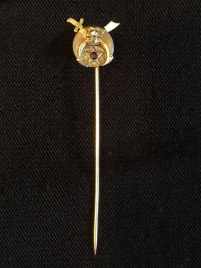 Épingle à cravate ancienne en or 14 carats sertie d’un diamants et d’un grenat 2
