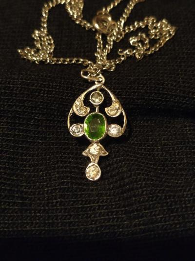 Pendentif ancien en argent serti d’un péridot, de saphirs et strass 2
