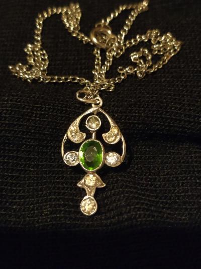Pendentif ancien en argent serti d’un péridot, de saphirs et strass 2