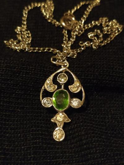 Pendentif ancien en argent serti d’un péridot, de saphirs et strass 2