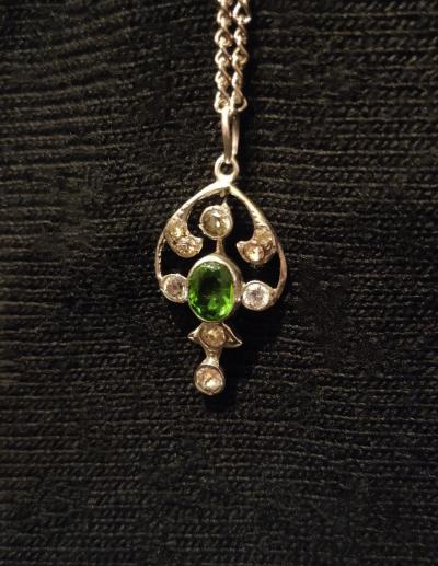 Pendentif ancien en argent serti d’un péridot, de saphirs et strass 2