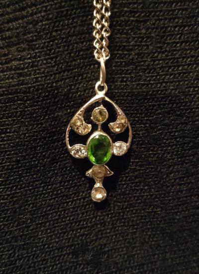 Pendentif ancien en argent serti d’un péridot, de saphirs et strass 2
