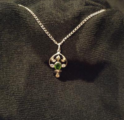 Pendentif ancien en argent serti d’un péridot, de saphirs et strass 2