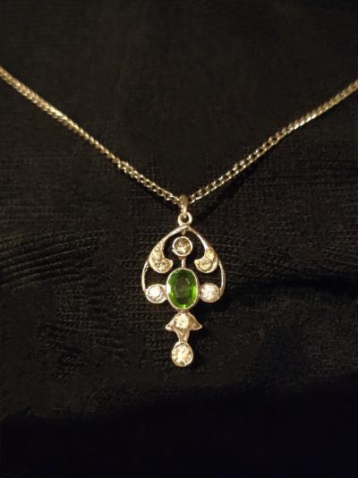 Pendentif ancien en argent serti d’un péridot, de saphirs et strass 2