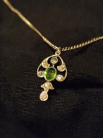 Pendentif ancien en argent serti d’un péridot, de saphirs et strass 2