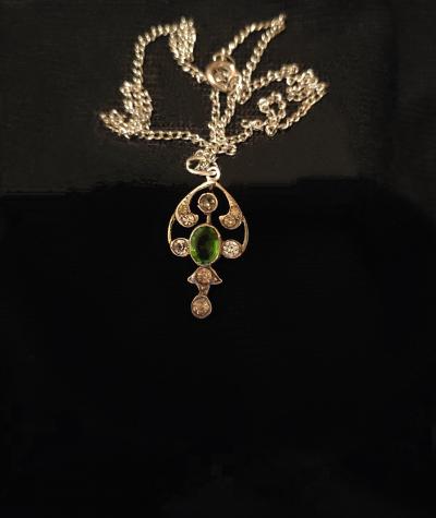 Pendentif ancien en argent serti d’un péridot, de saphirs et strass 2