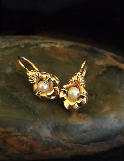 Boucles d’oreilles dormeuses anciennes en or jaune et blanc ornées de perles 2