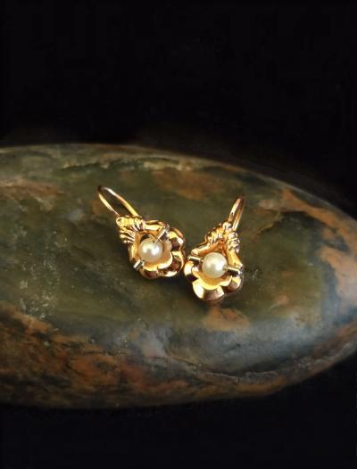 Boucles d’oreilles dormeuses anciennes en or jaune et blanc ornées de perles 2