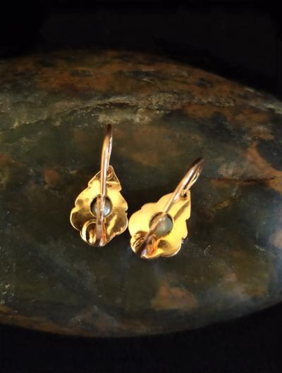 Boucles d’oreilles dormeuses anciennes en or jaune et blanc ornées de perles 2