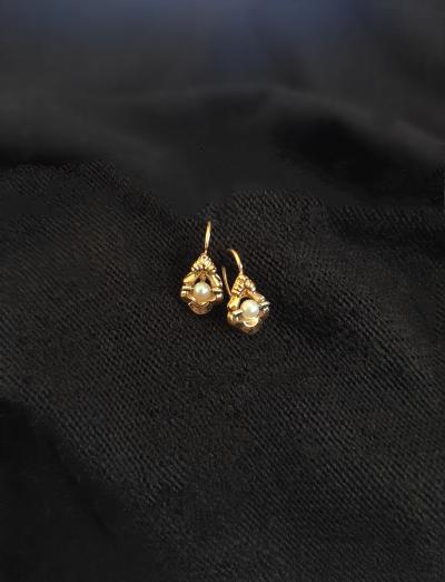 Boucles d’oreilles dormeuses anciennes en or jaune et blanc ornées de perles 2