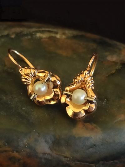 Boucles d’oreilles dormeuses anciennes en or jaune et blanc ornées de perles 2