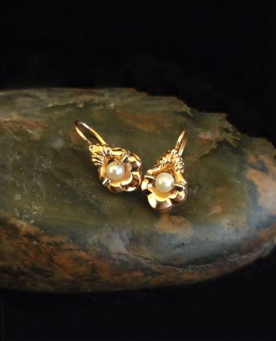 Boucles d’oreilles dormeuses anciennes en or jaune et blanc ornées de perles 2