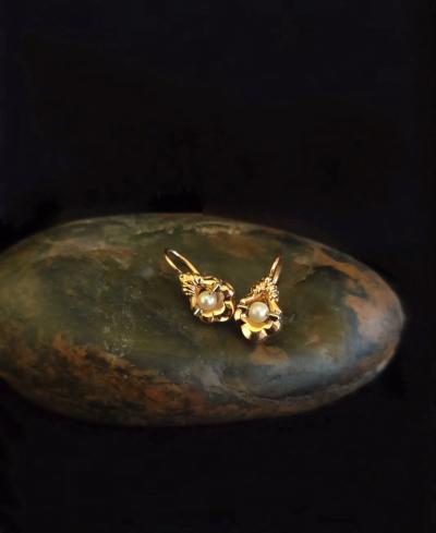 Boucles d’oreilles dormeuses anciennes en or jaune et blanc ornées de perles 2