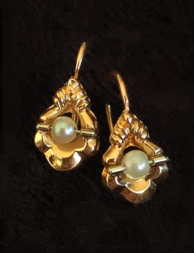 Boucles d’oreilles dormeuses anciennes en or jaune et blanc ornées de perles 2