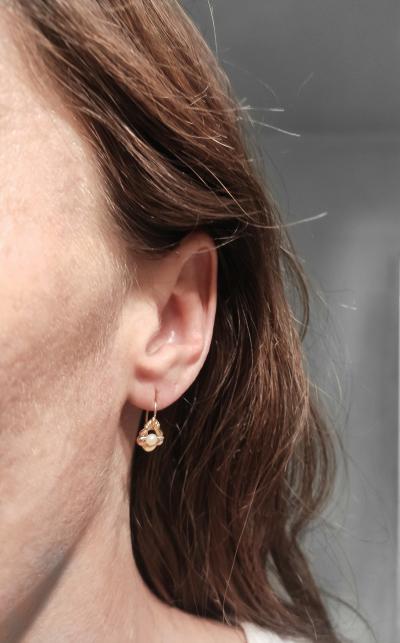 Boucles d’oreilles dormeuses anciennes en or jaune et blanc ornées de perles 2