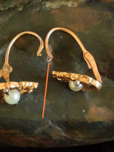 Boucles d’oreilles dormeuses anciennes en or jaune et blanc ornées de perles 2