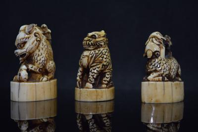 Chine - Trois cachets en ivoire, début du XXe siècle 2
