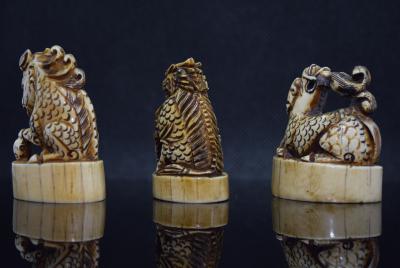 Chine - Trois cachets en ivoire, début du XXe siècle 2