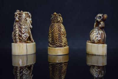 Chine - Trois cachets en ivoire, début du XXe siècle 2