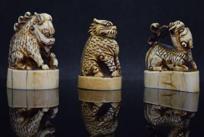 Chine - Trois cachets en ivoire, début du XXe siècle 2