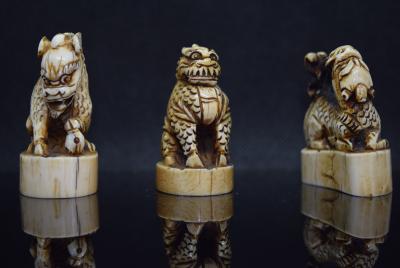 Chine - Trois cachets en ivoire, début du XXe siècle 2