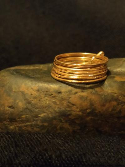 Bague ancienne semainier composée d’anneaux ciselés en or jaune 2