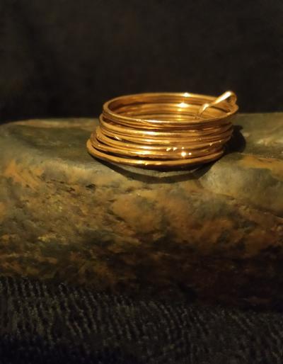 Bague ancienne semainier composée d’anneaux ciselés en or jaune 2