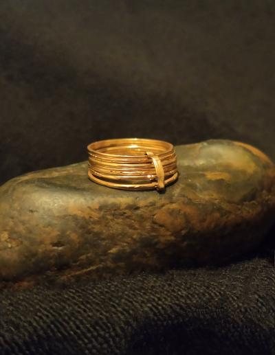 Bague ancienne semainier composée d’anneaux ciselés en or jaune 2