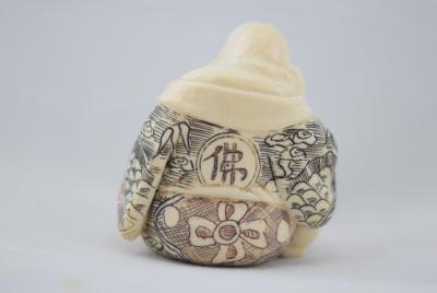 Japon - Bouddha assis - Okimono en ivoire, début du XXe siècle 2