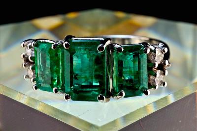 Bague en or blanc 18 cartas ornée de 3 émeraudes octogonales et 4 diamants naturels 2