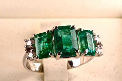 Bague en or blanc 18 cartas ornée de 3 émeraudes octogonales et 4 diamants naturels 2