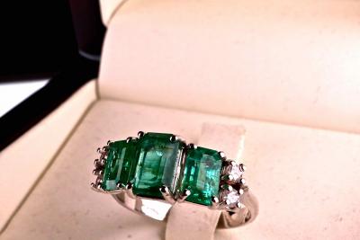 Bague en or blanc 18 cartas ornée de 3 émeraudes octogonales et 4 diamants naturels 2