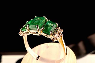 Bague en or blanc 18 cartas ornée de 3 émeraudes octogonales et 4 diamants naturels 2