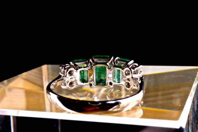 Bague en or blanc 18 cartas ornée de 3 émeraudes octogonales et 4 diamants naturels 2