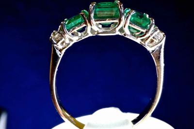 Bague en or blanc 18 cartas ornée de 3 émeraudes octogonales et 4 diamants naturels 2